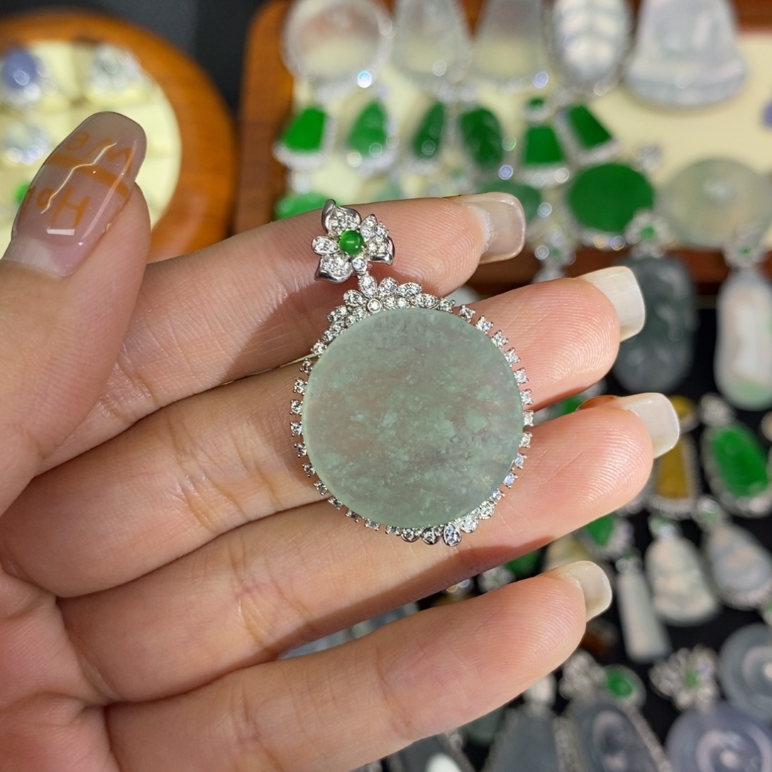 翡翠未镶嵌颈饰A货翡翠