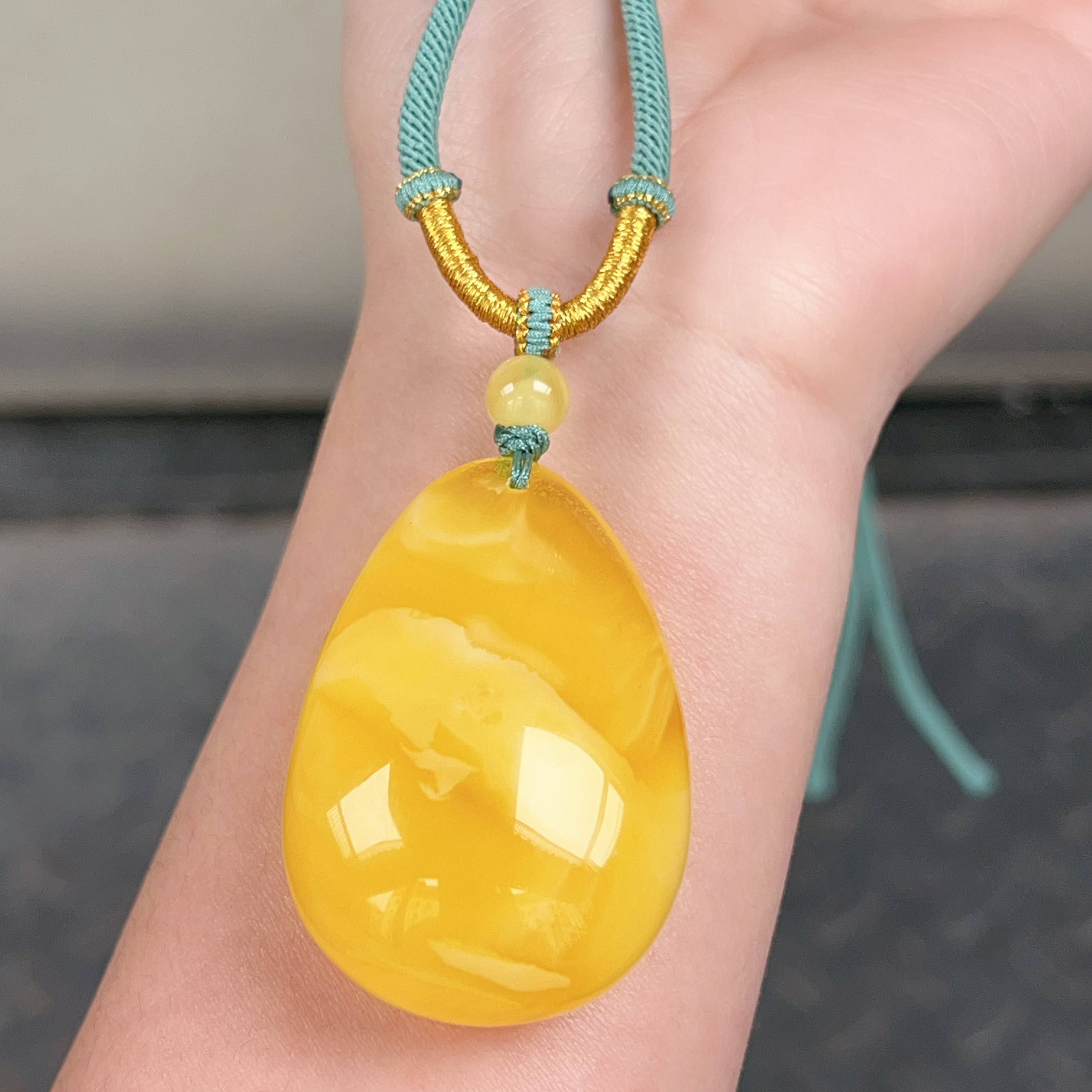 叫起来蜜蜡水滴吊坠，意境妖花，无瑕，尺寸48～32～22mm，19.2克