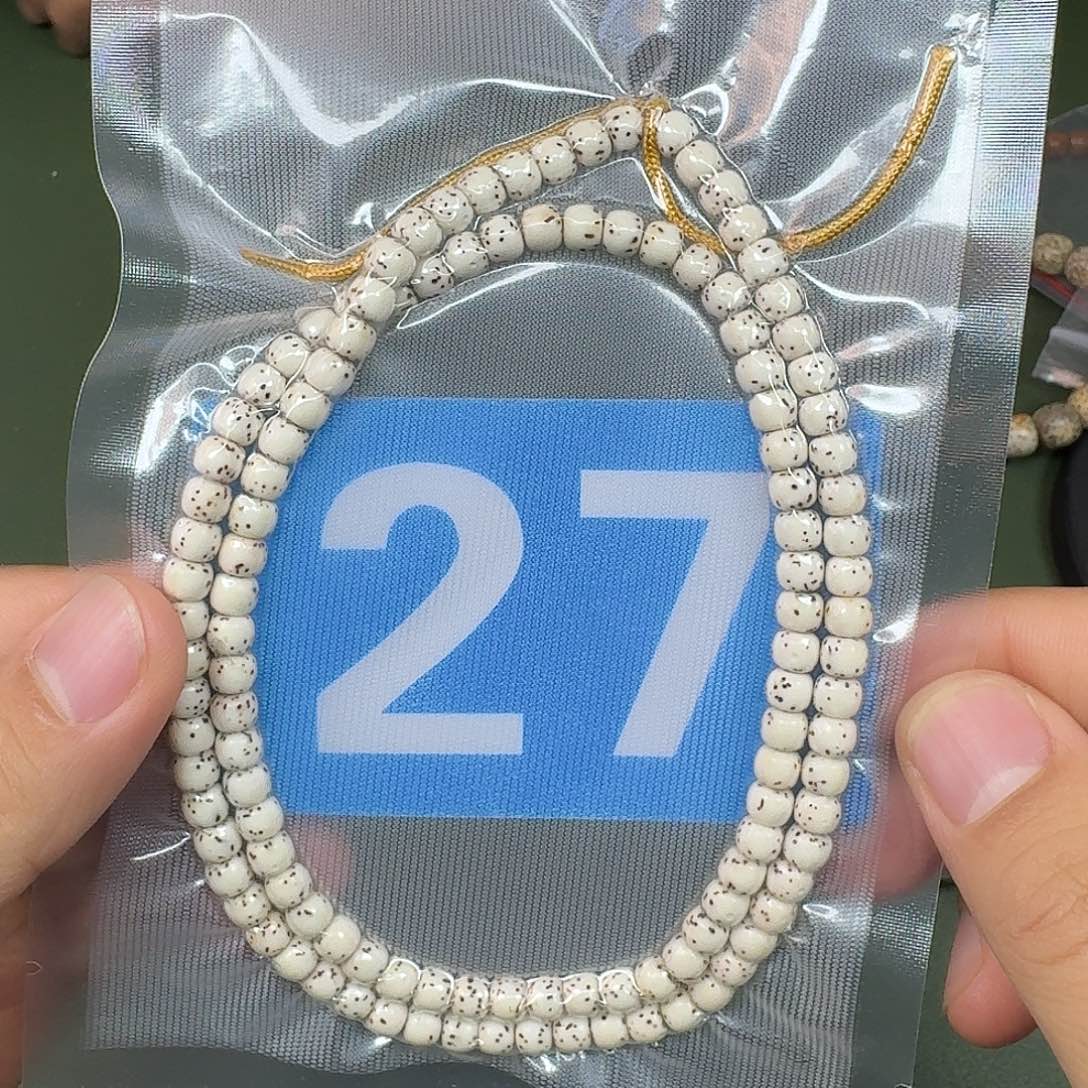 星月菩提吊坠65脖挂原白。  27