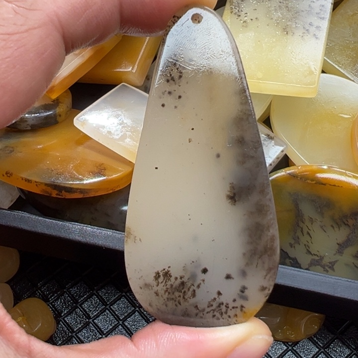 石英质玉（黄龙玉）颈饰未镶嵌