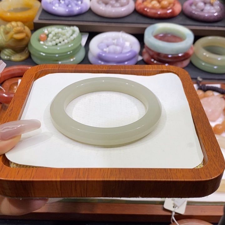 石英质玉未镶嵌手镯60