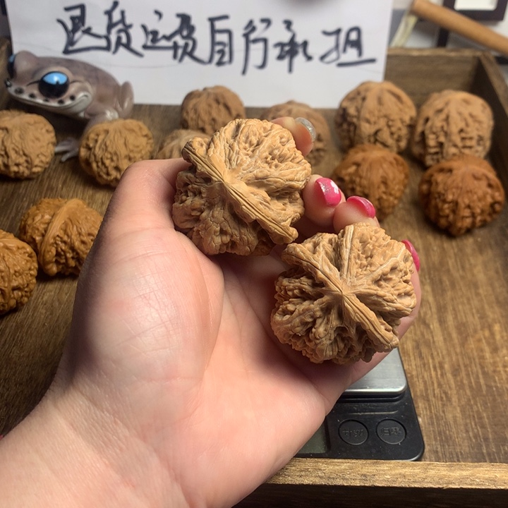 文玩核桃吊坠小**舍粗筋