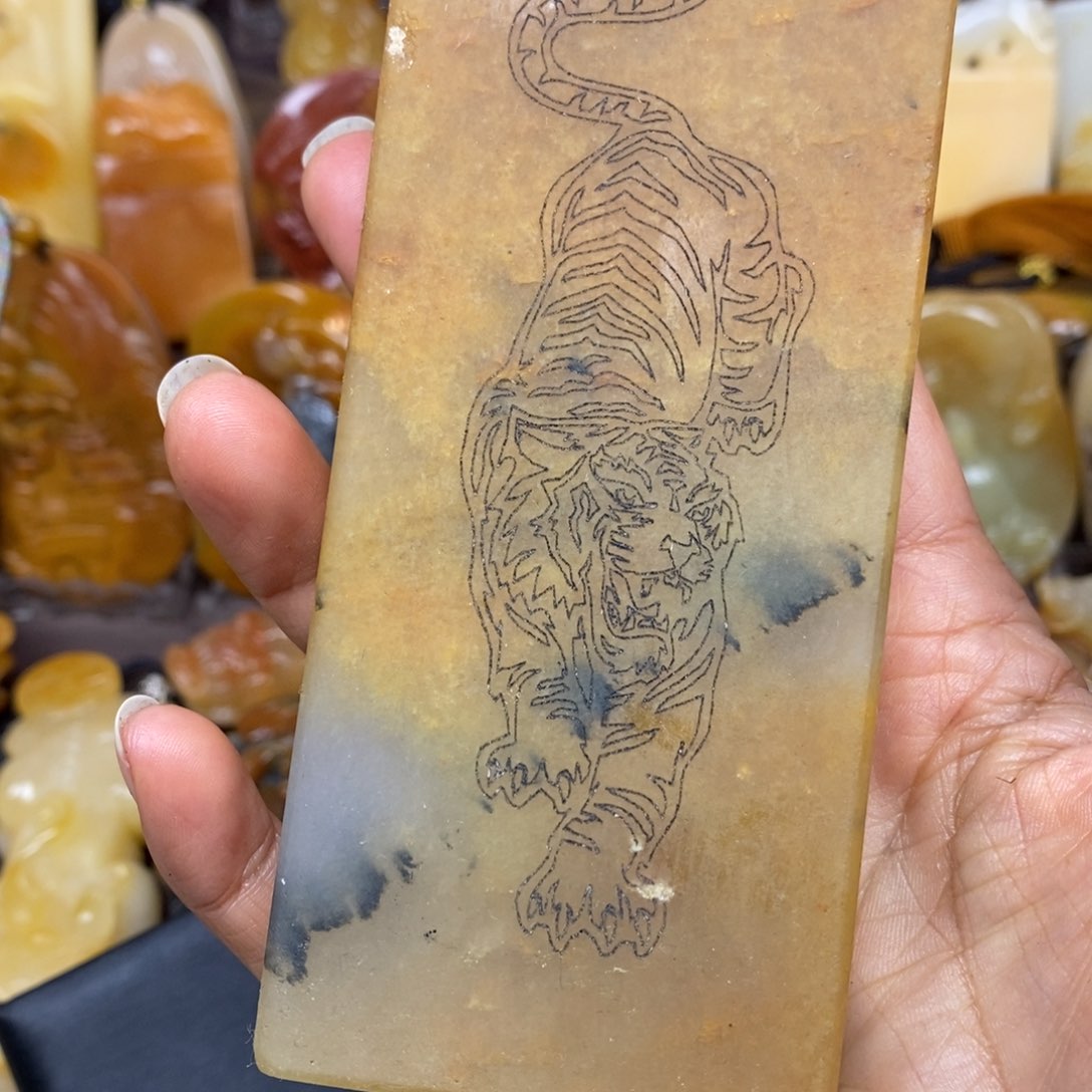 石英质玉（黄龙玉）颈饰未镶嵌