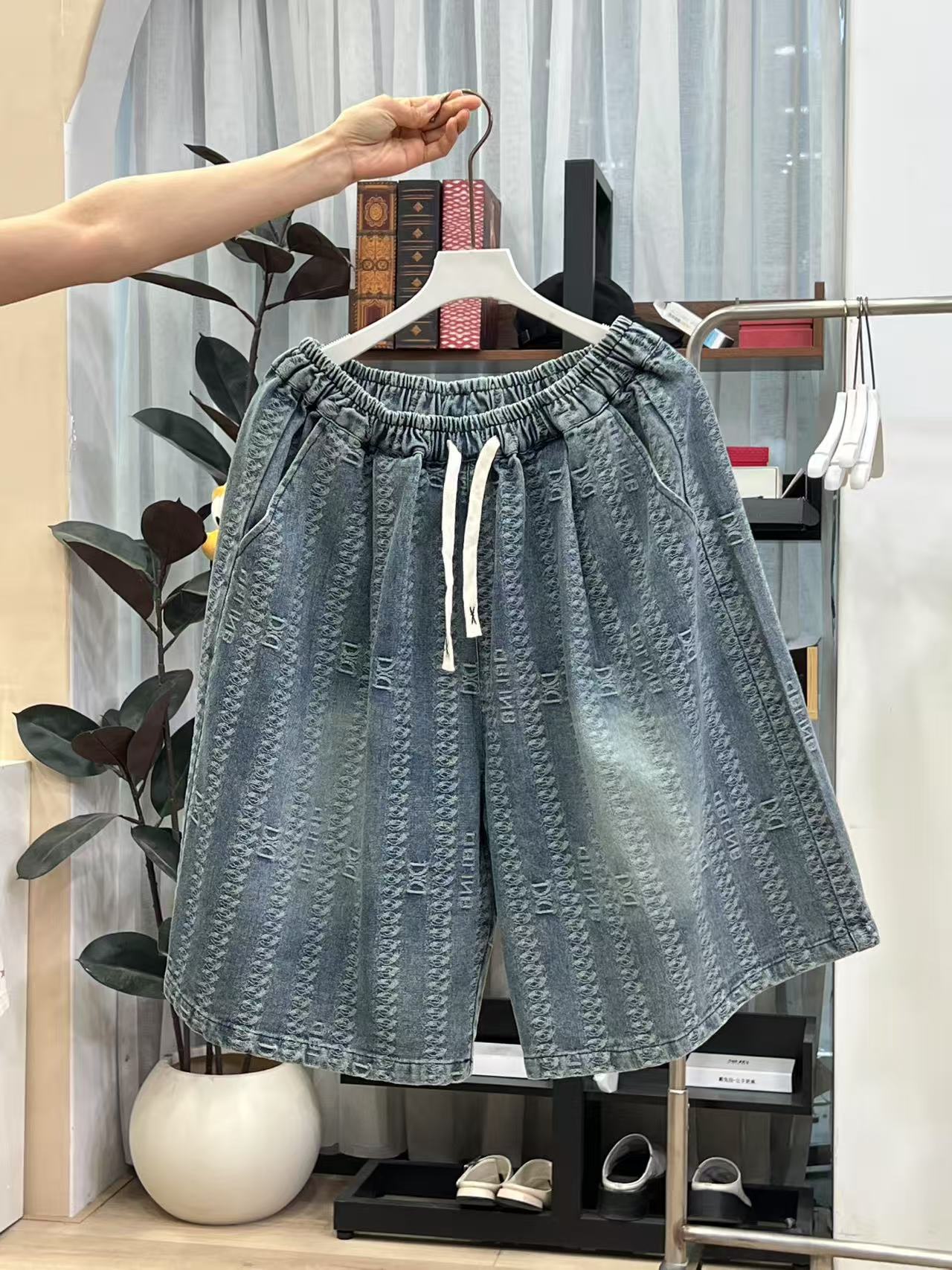 530工艺织花牛仔六分中裤