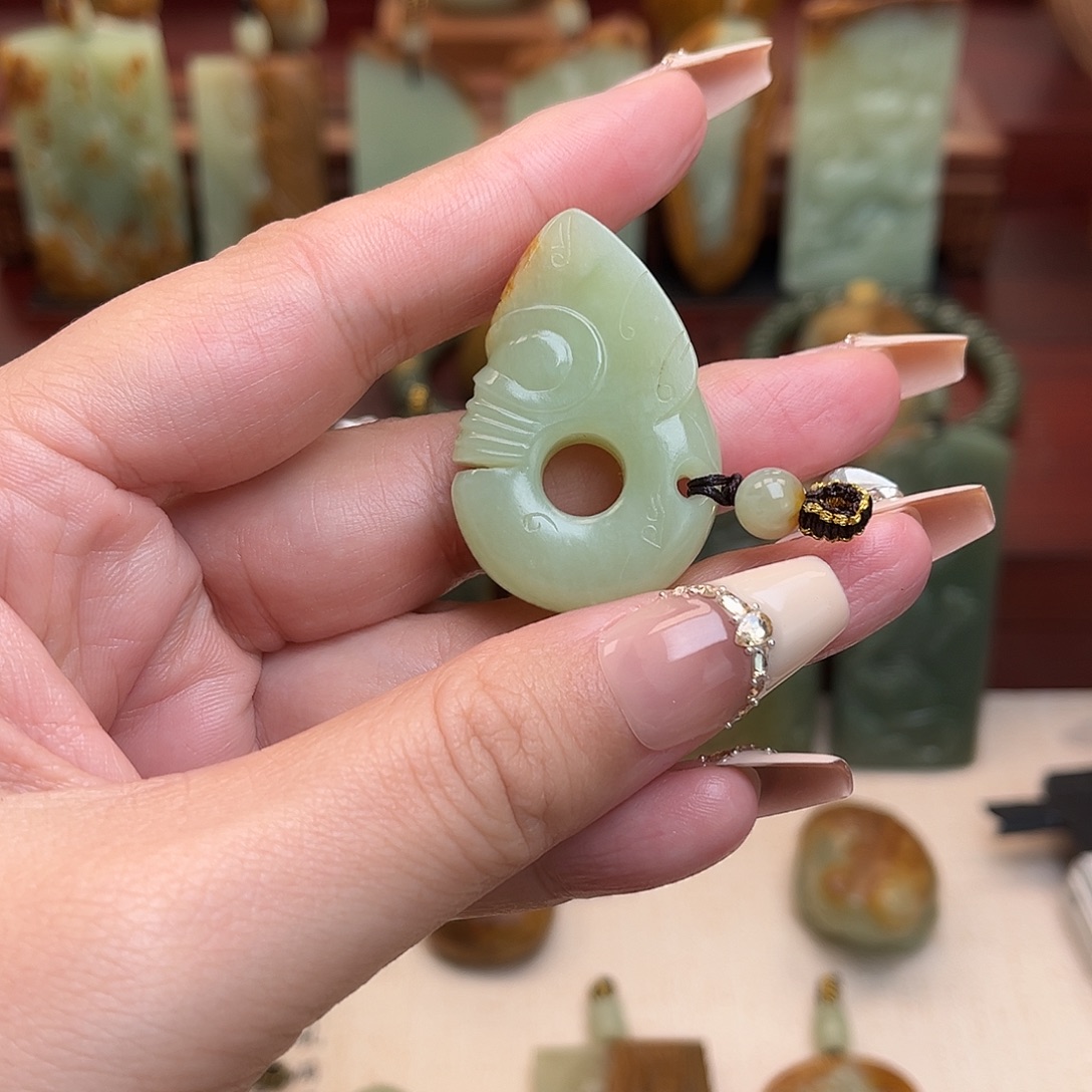 银***五岫岩河磨玉（透闪石质玉）未镶嵌颈饰