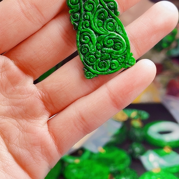 翡翠18K金镶嵌颈饰