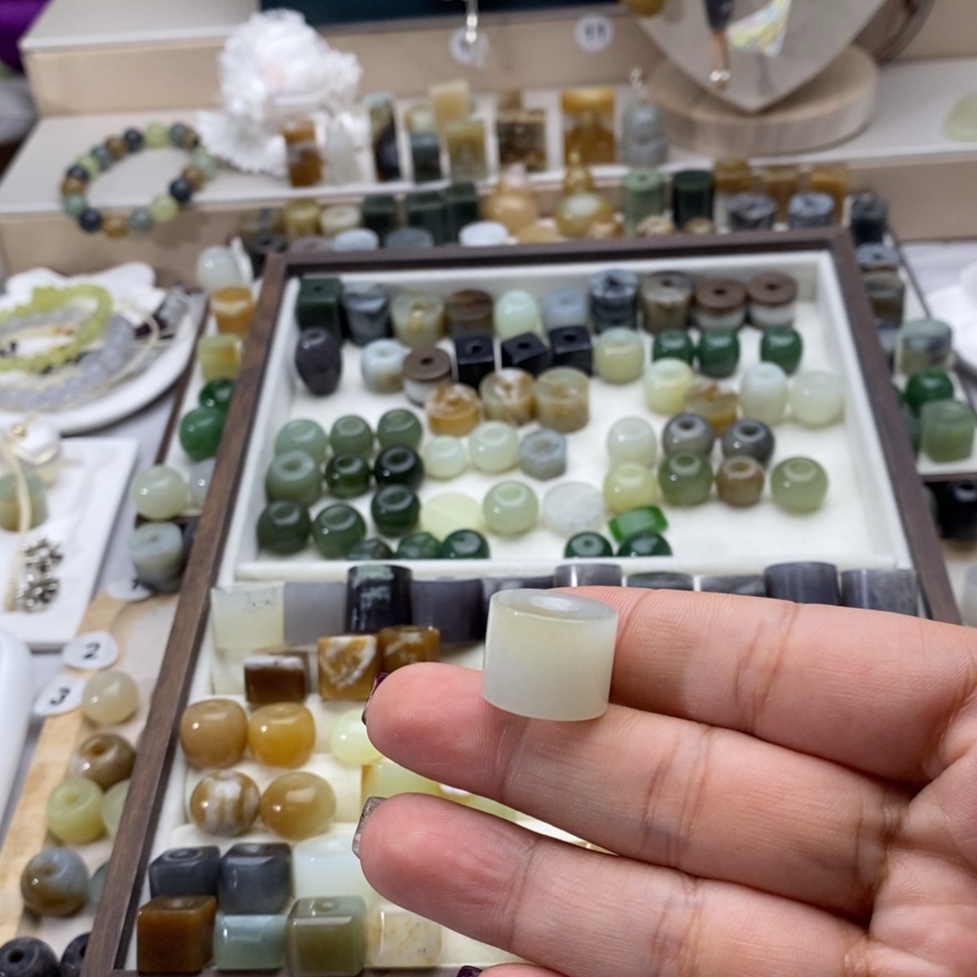 一****和田玉未镶嵌颈饰买断