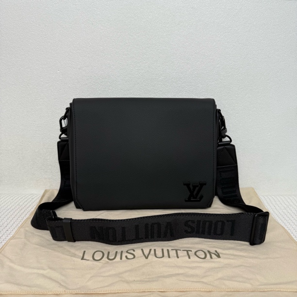 99新 LouisVuitton/路易威登 6352/闲置品芯片时尚黑色全皮邮差包