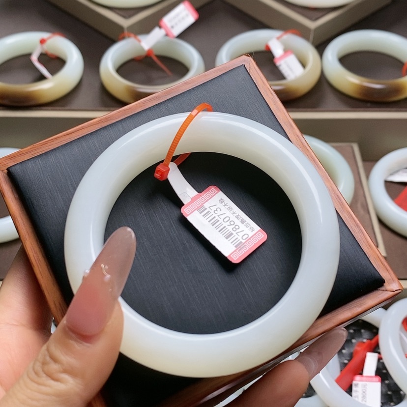 【闪购商品】和田玉手镯未镶嵌久**厌