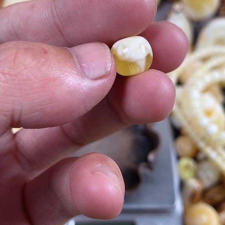 琥珀裸石未镶嵌我