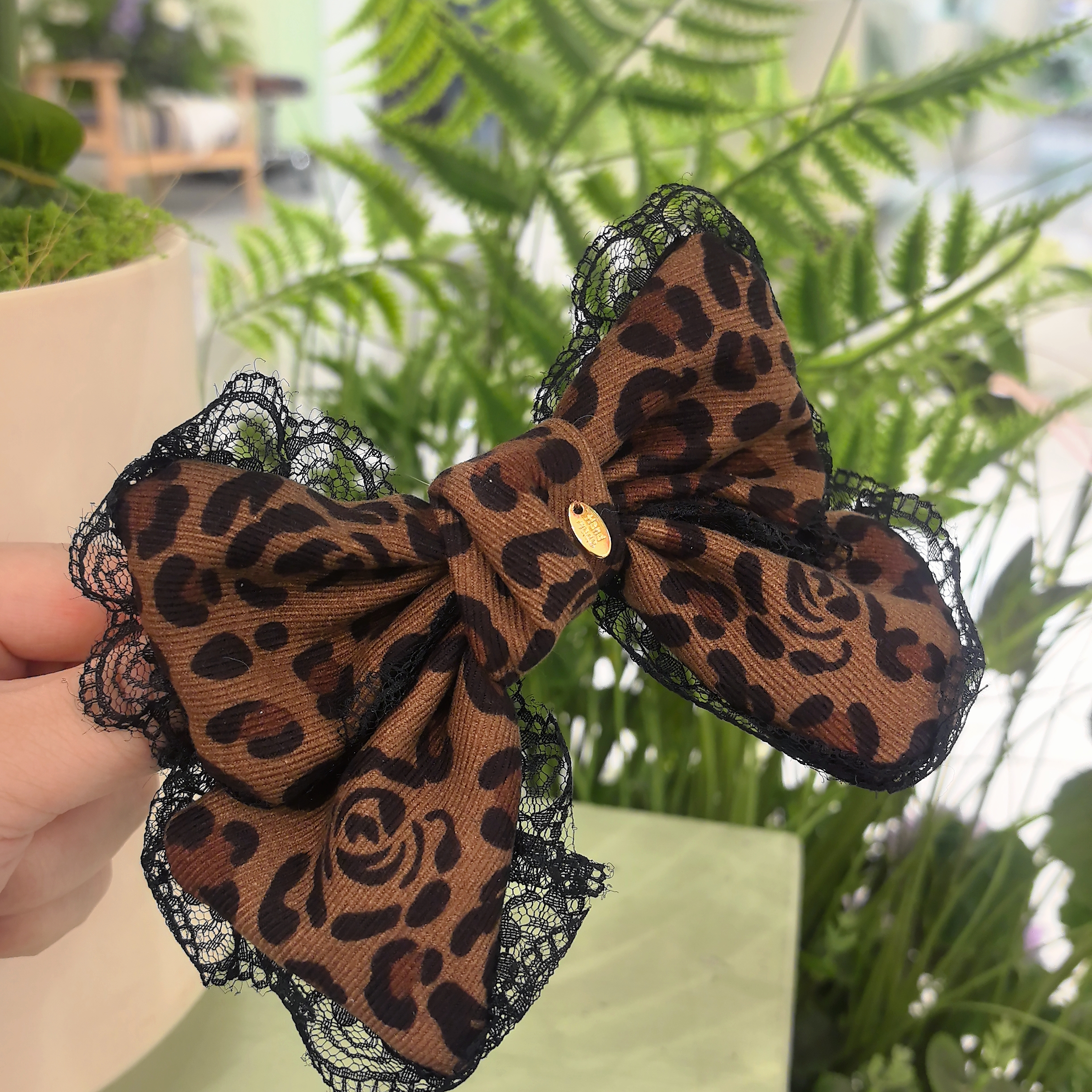 新款轻奢精致豹纹蝴蝶结蕾丝边百搭十公分弹夹WM-1008