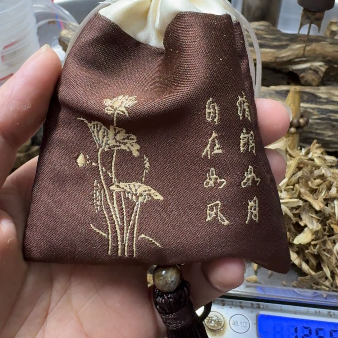 叻***仔沉香碎屑沉香香包