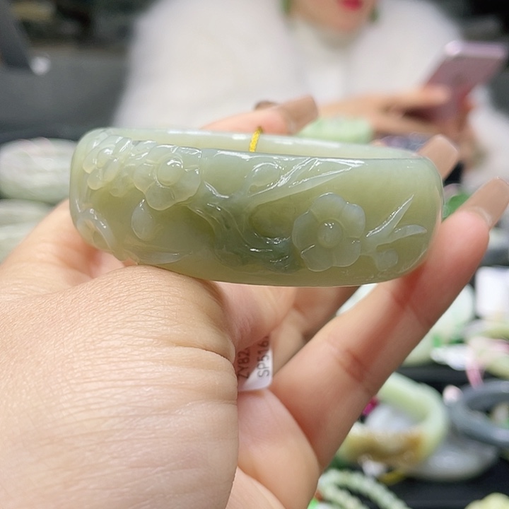 和田玉手镯圈口55。编号57未镶嵌