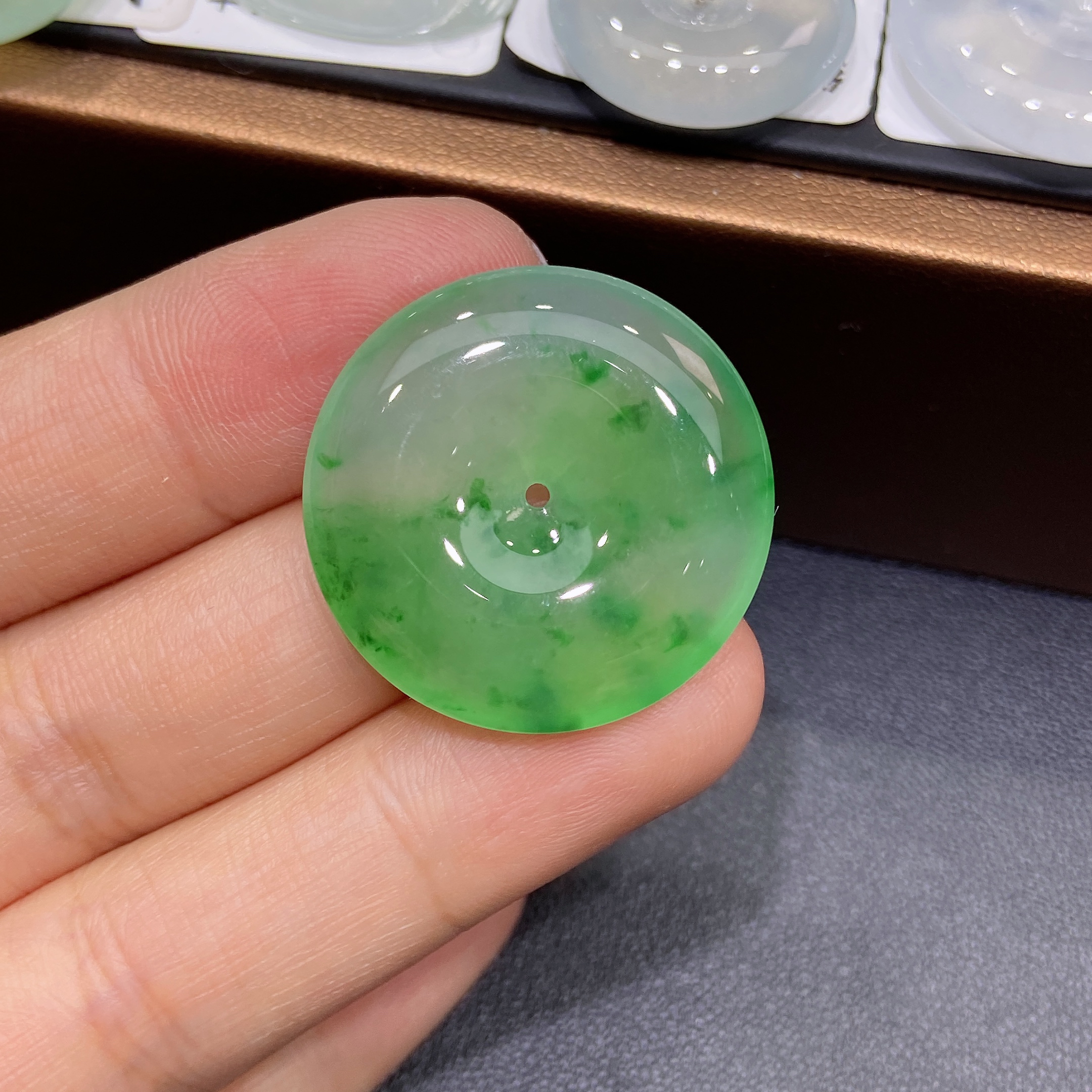 缅甸天然A货翡翠，冰种飘正阳绿高货平安扣吊坠，精美百搭阳绿M