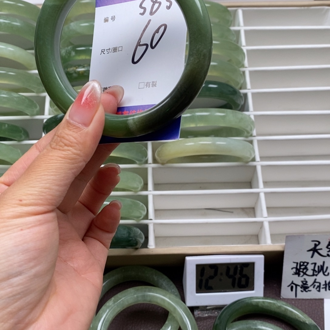 岫玉手镯未镶嵌我