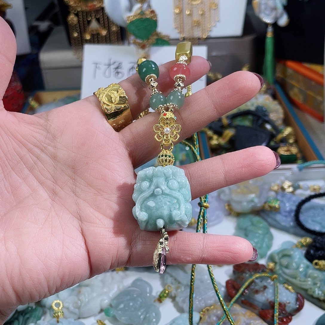 翡翠颈饰未镶嵌翡翠醒狮