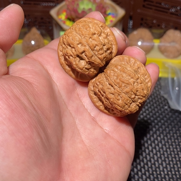 文玩核桃吊坠血麒麟