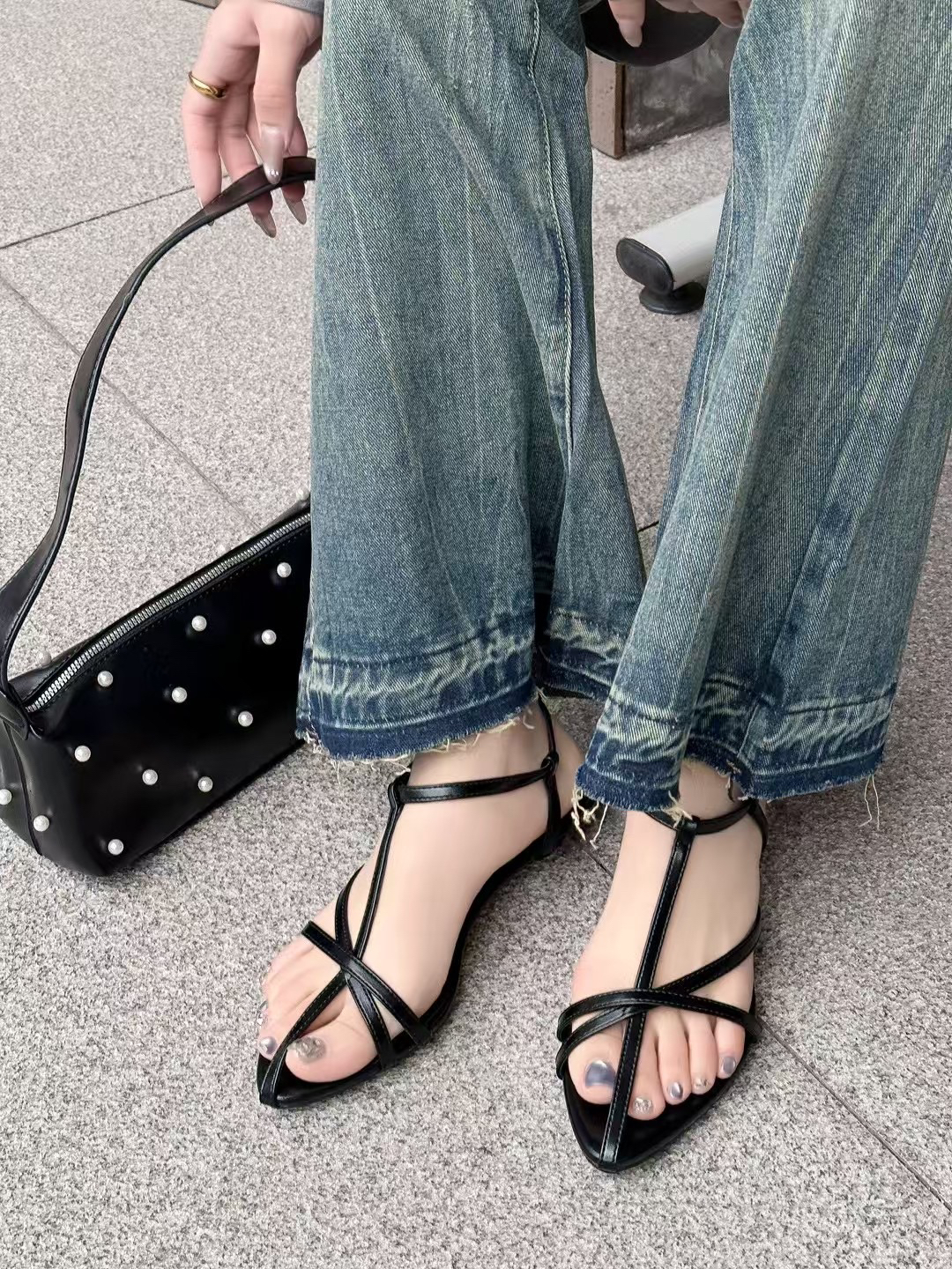 尖头一字式扣带低跟平跟时装凉鞋方头黑色露趾百搭仙女风粗跟