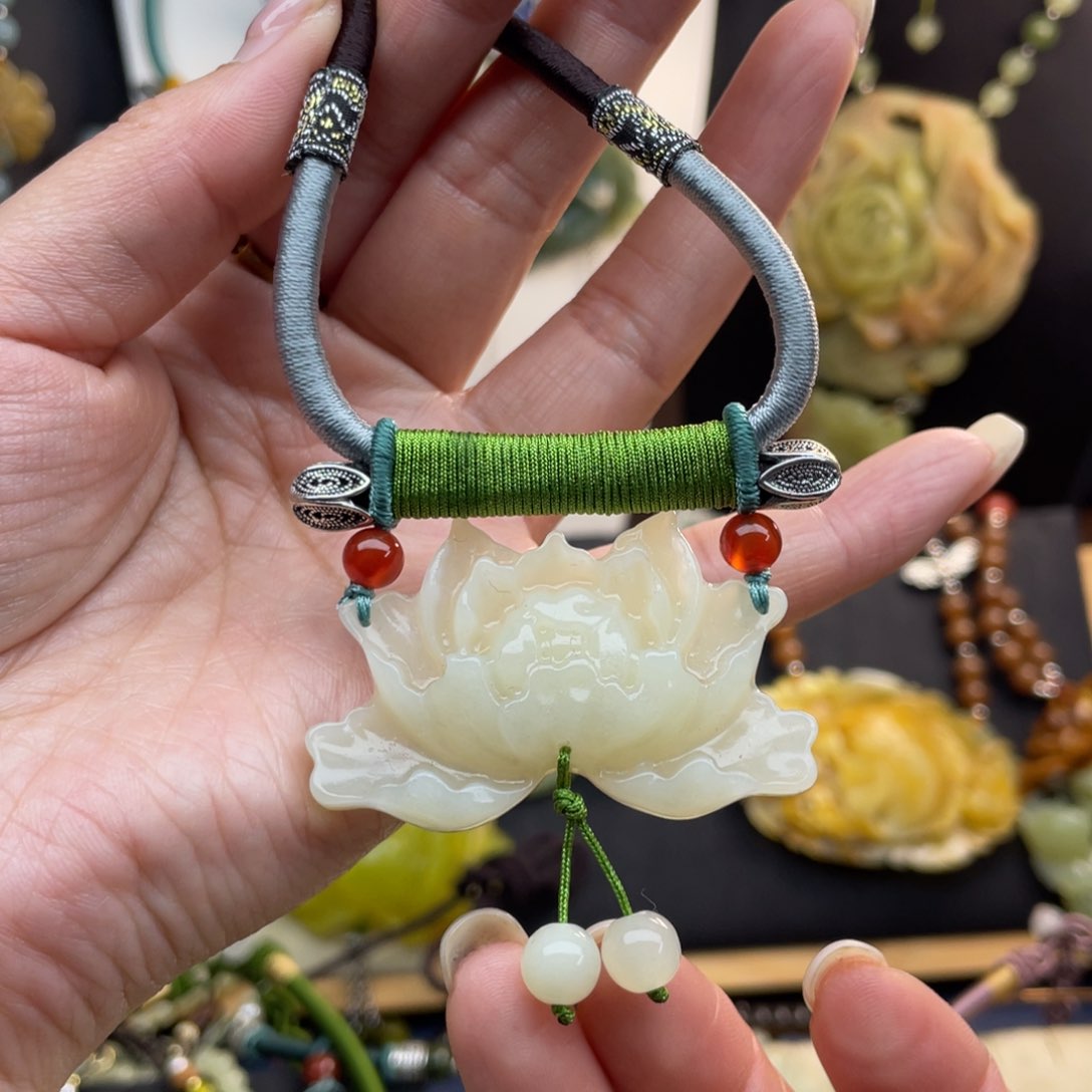 蛇纹石玉颈饰未镶嵌