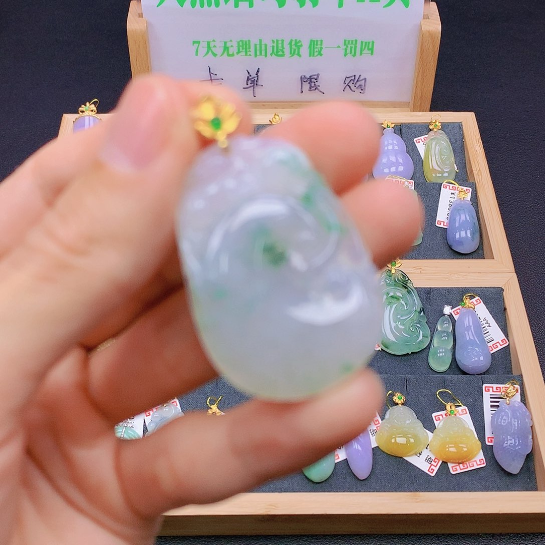 翡翠18K金镶嵌颈饰翡翠