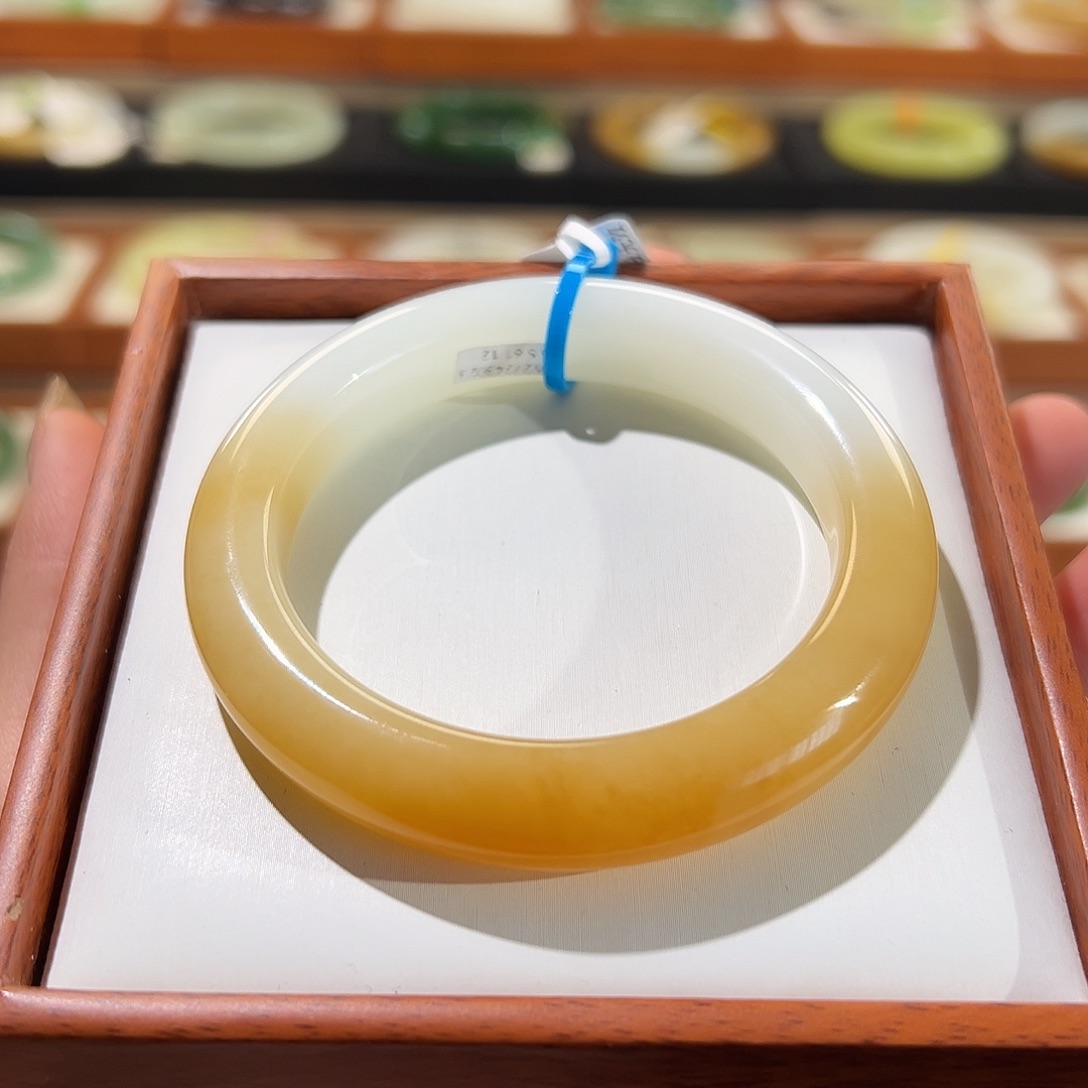 和田玉手镯未镶嵌糖白半山水