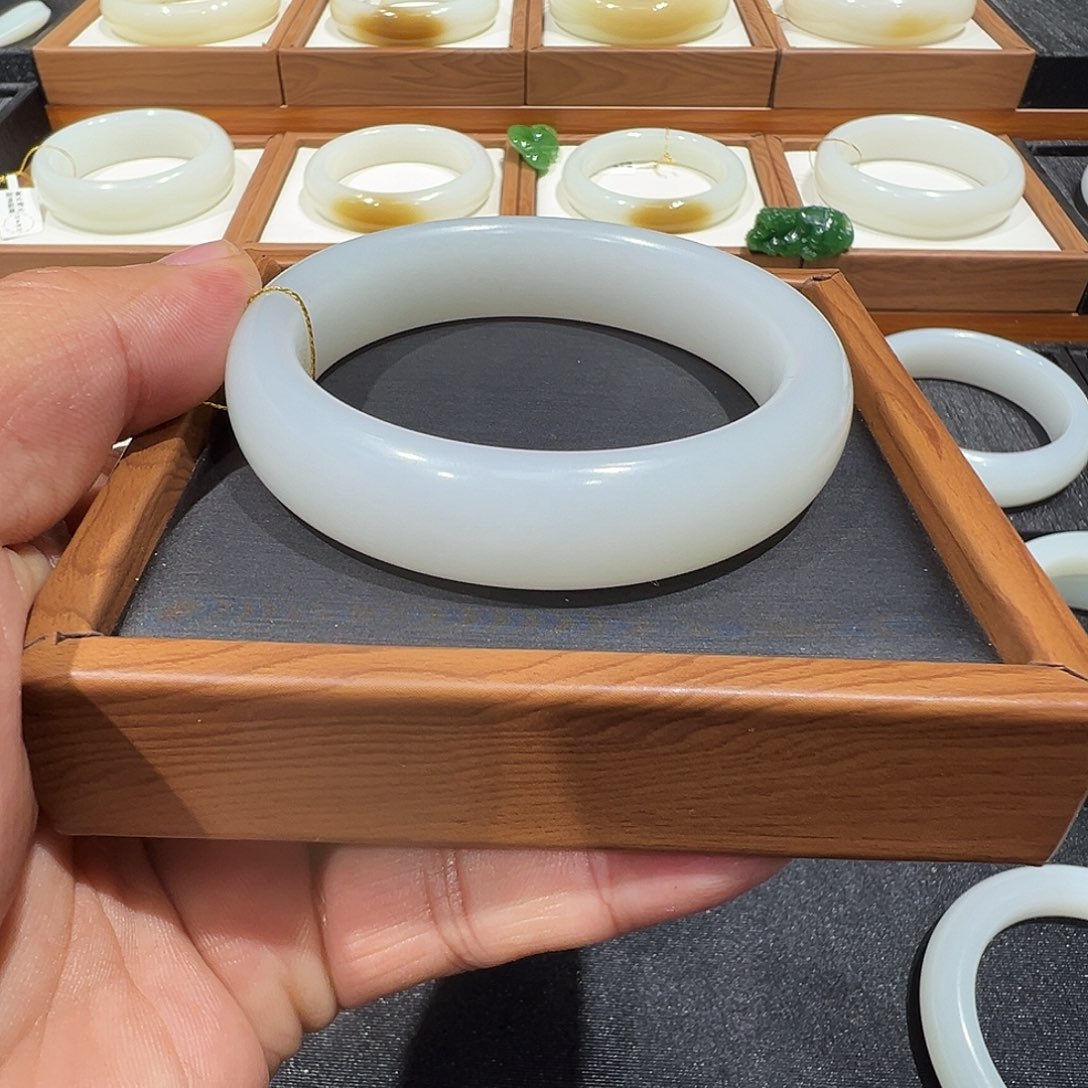 和田玉未镶嵌手镯