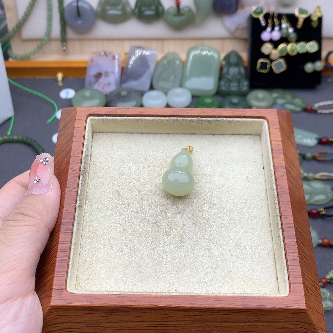 和田玉吊坠(不含链)18K金镶嵌