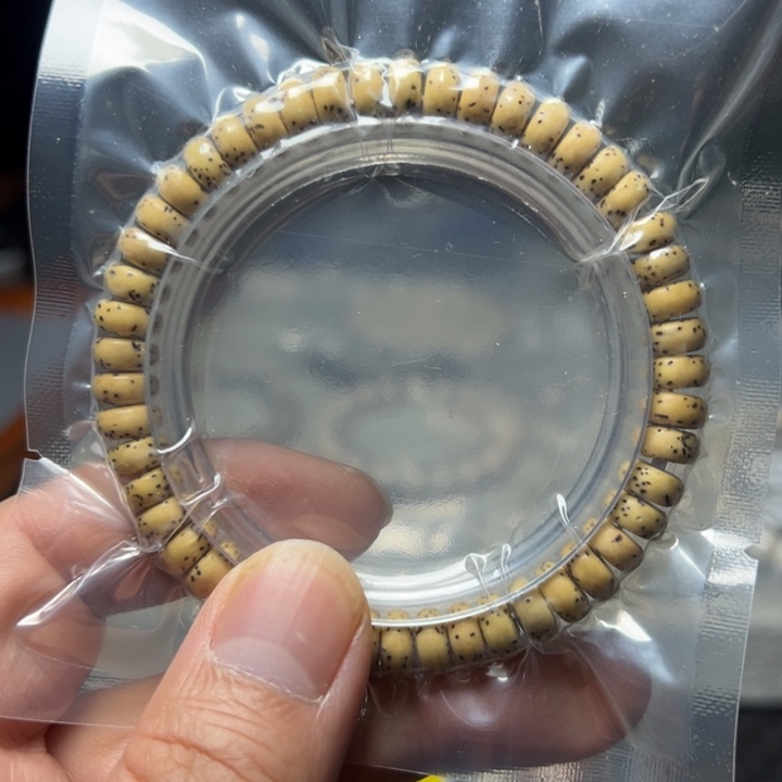星月菩提手串药片鸡油黄84左右单圈