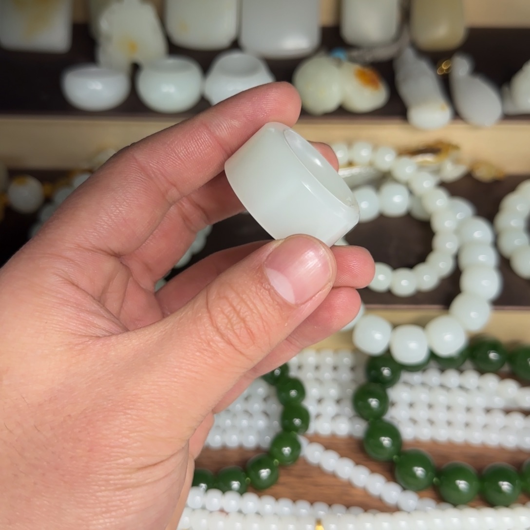 和田玉颈饰未镶嵌大*哥