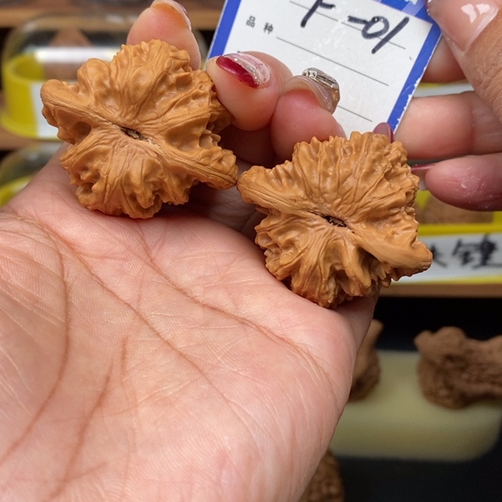 文玩核桃吊坠43霞云岭虎头