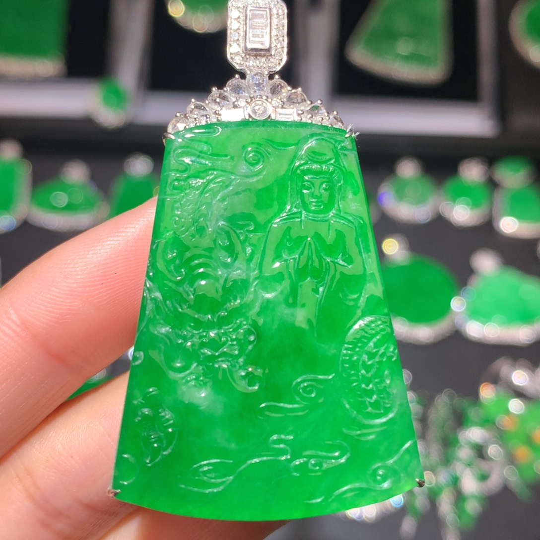 翡翠颈饰18K金镶嵌翡翠