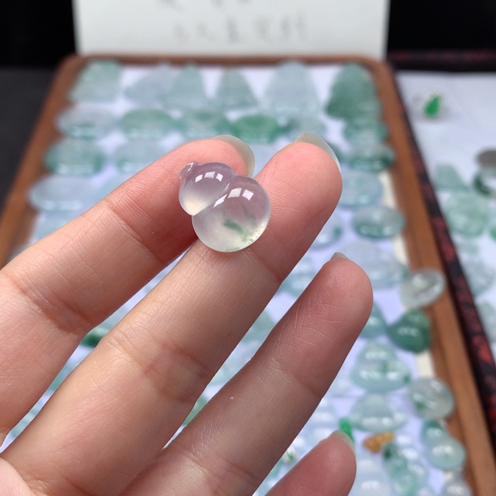 颈饰未镶嵌翡翠高冰飘花葫芦