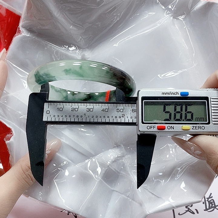翡翠手镯未镶嵌245，。   