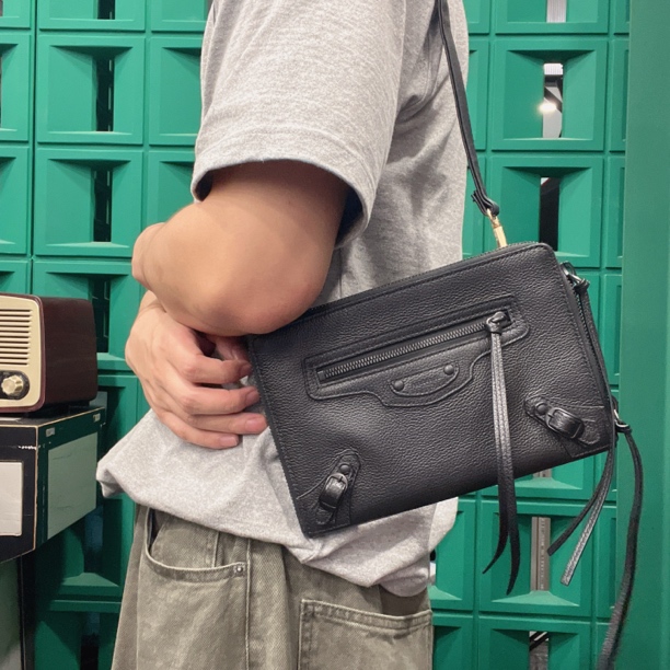 95新 Balenciaga/巴黎世家 【涛】44 0818 黑色机车手拿包