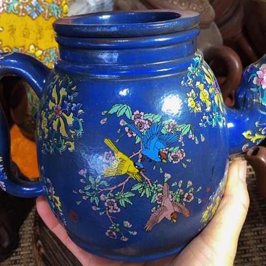 紫砂茶壶原矿泥料手工制作的一把紫砂壶。