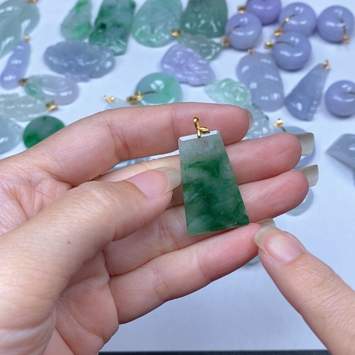 S***5翡翠18K金镶嵌颈饰翡翠