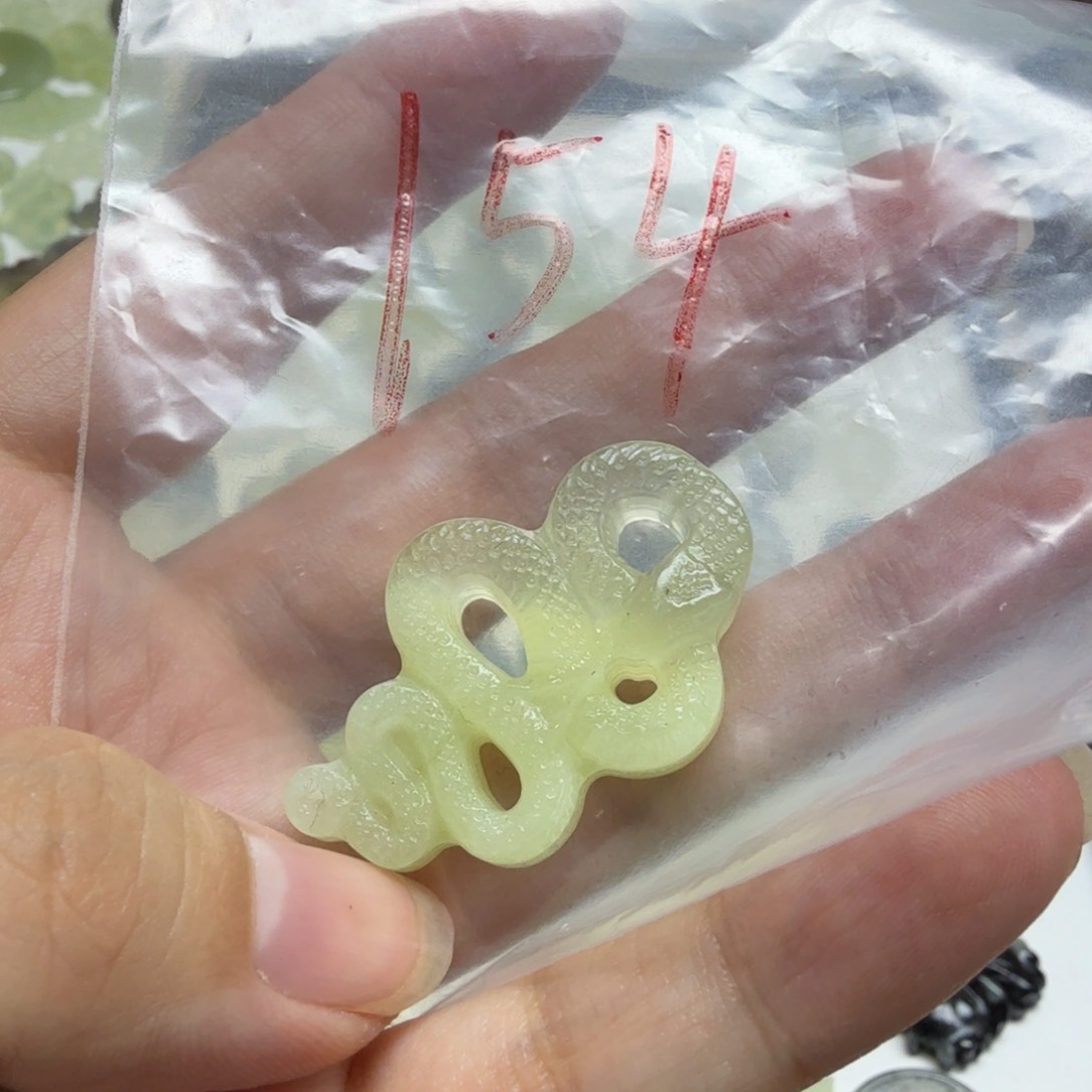 透闪石-蛇纹石玉吊坠未镶嵌