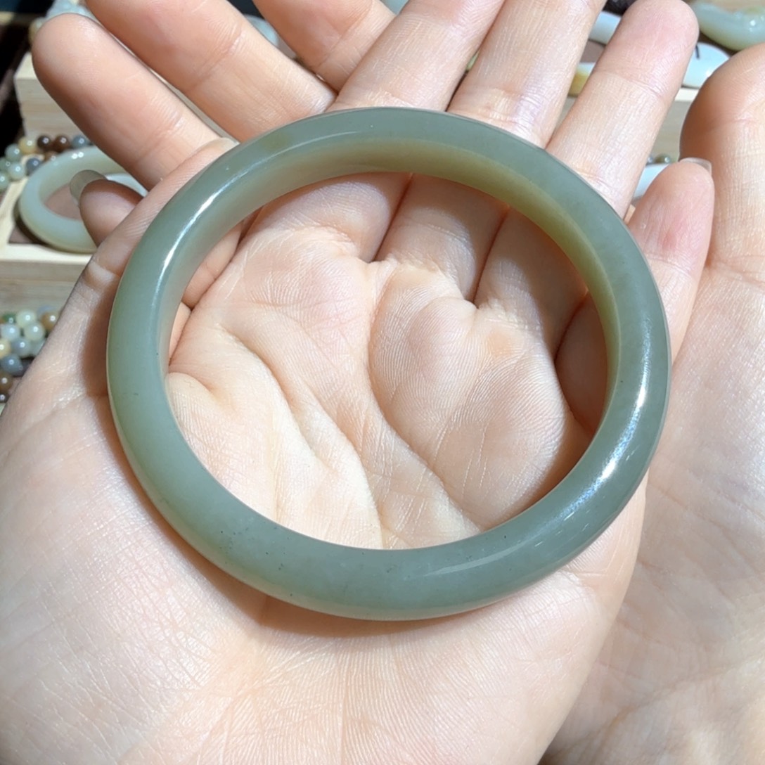 和田玉青白手镯尺寸59.7未镶嵌夏****秀