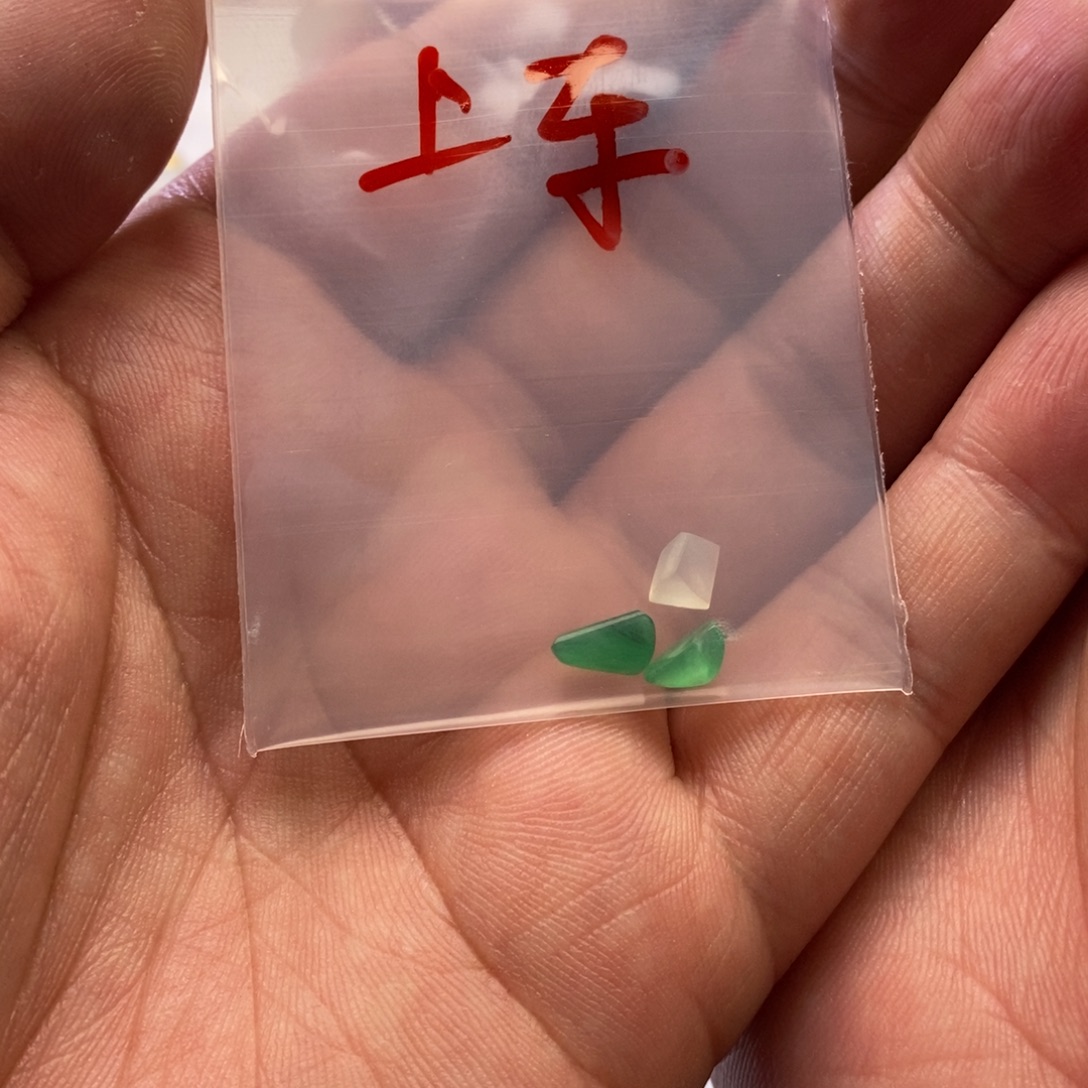 天然辰砂翡翠裸石