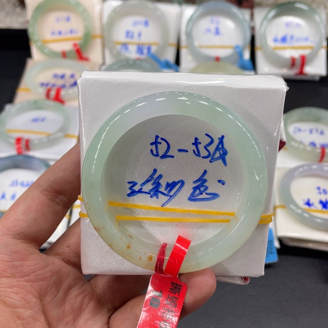 翡翠手镯未镶嵌天然翡翠