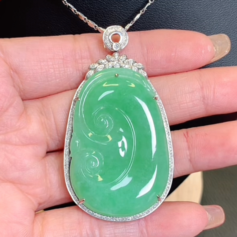 天然翡翠吊坠18金镶嵌