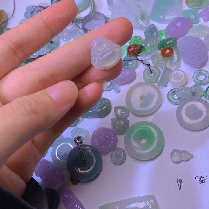 翡翠颈饰未镶嵌佛公