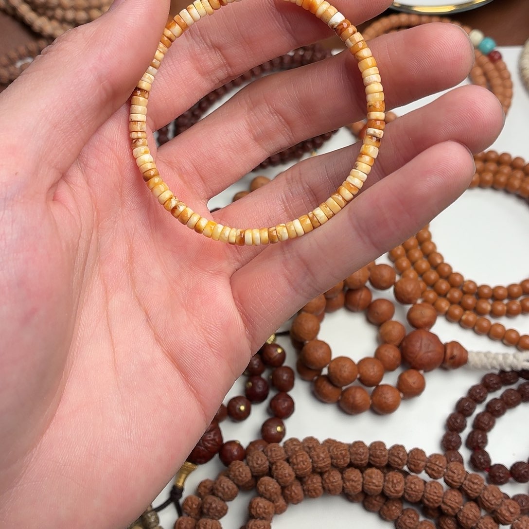 琥珀未镶嵌手链沁色