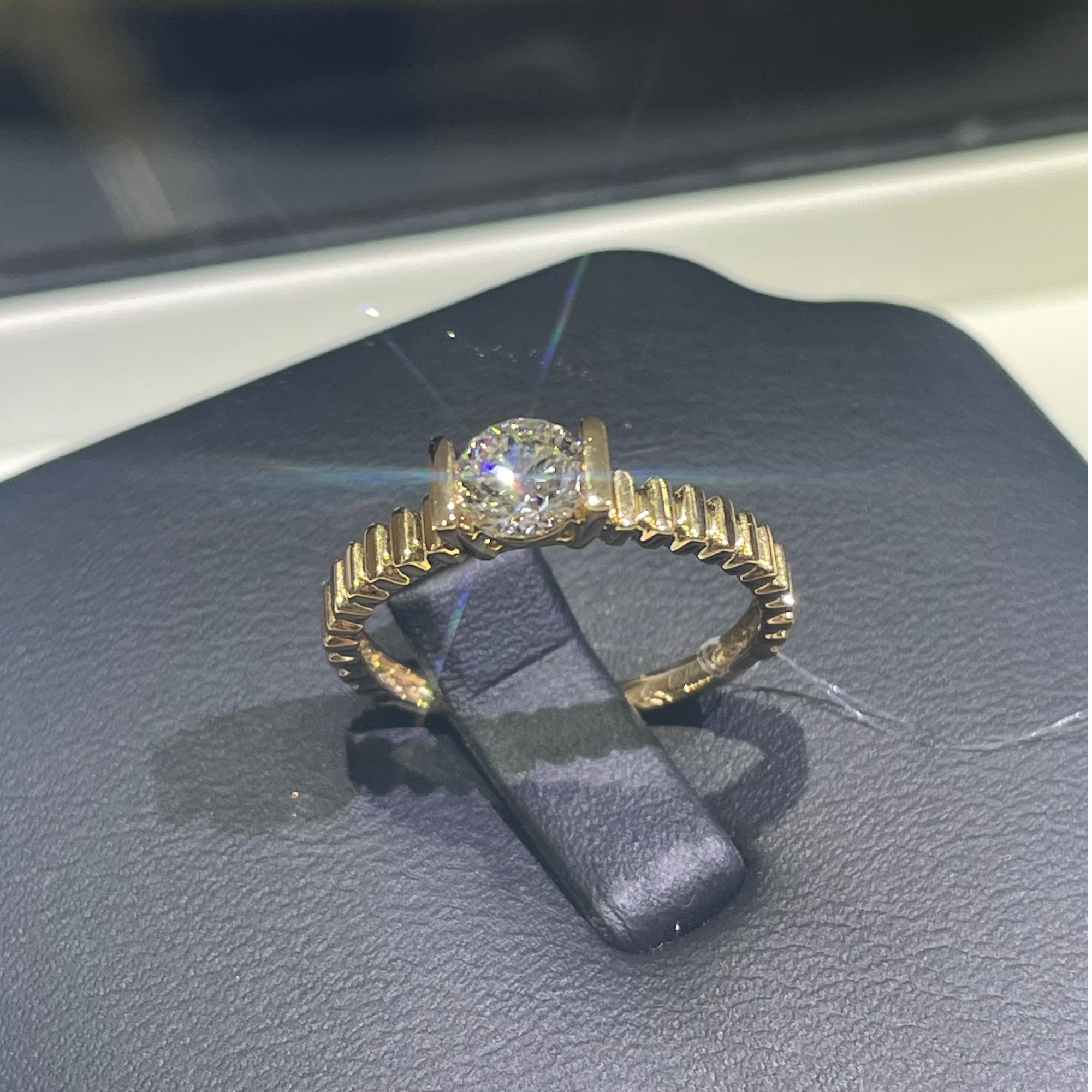 18k金天然钻石竖纹钻石戒指女款南非钻石戒指