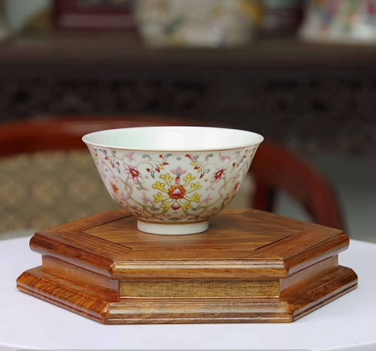 粉彩缠枝花卉纹杯   高4.5公分 口径9公分 全品  