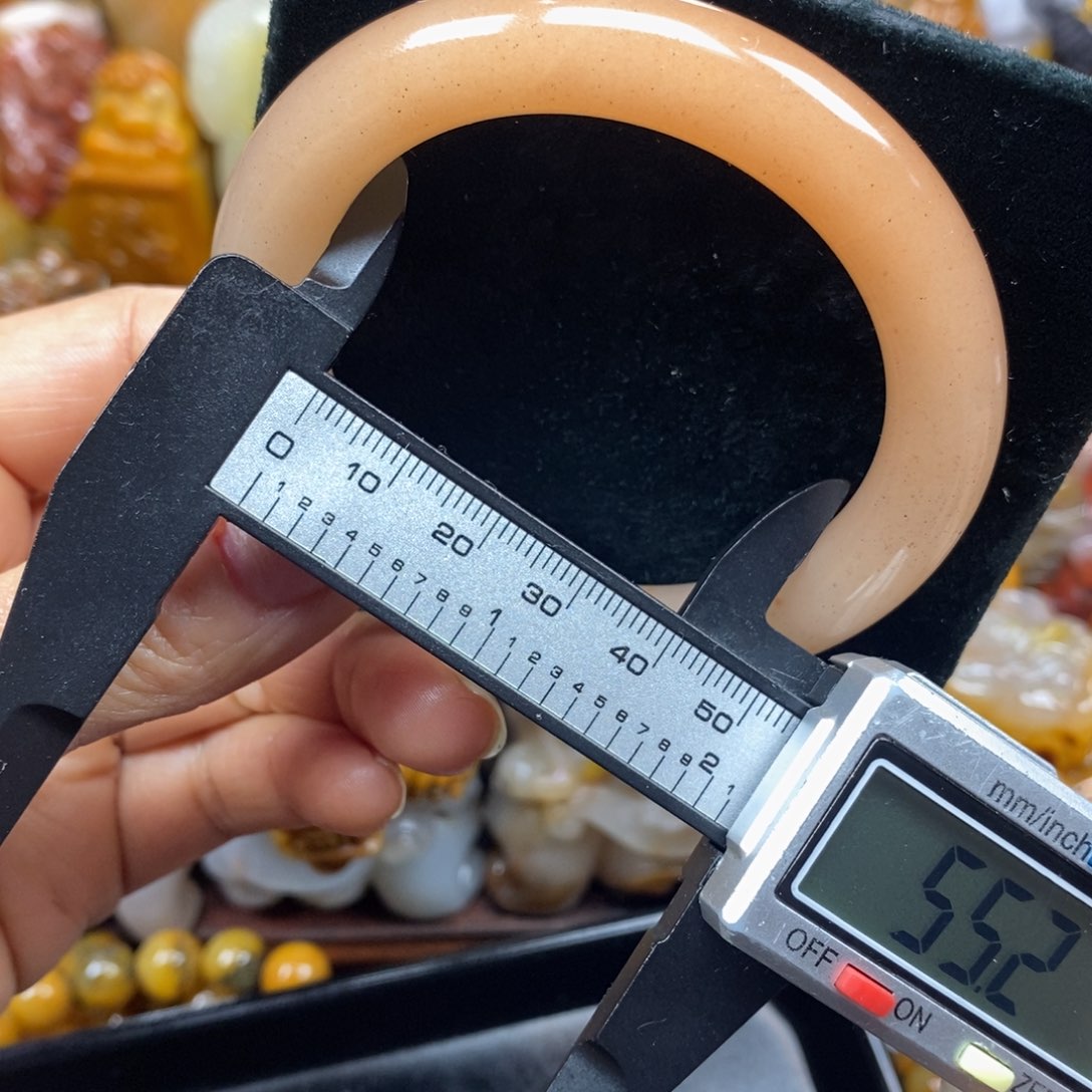 未镶嵌石英质玉（黄龙玉）颈饰