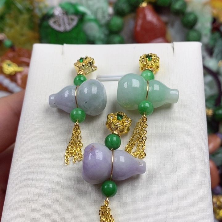 翡翠未镶嵌吊坠(赠链)