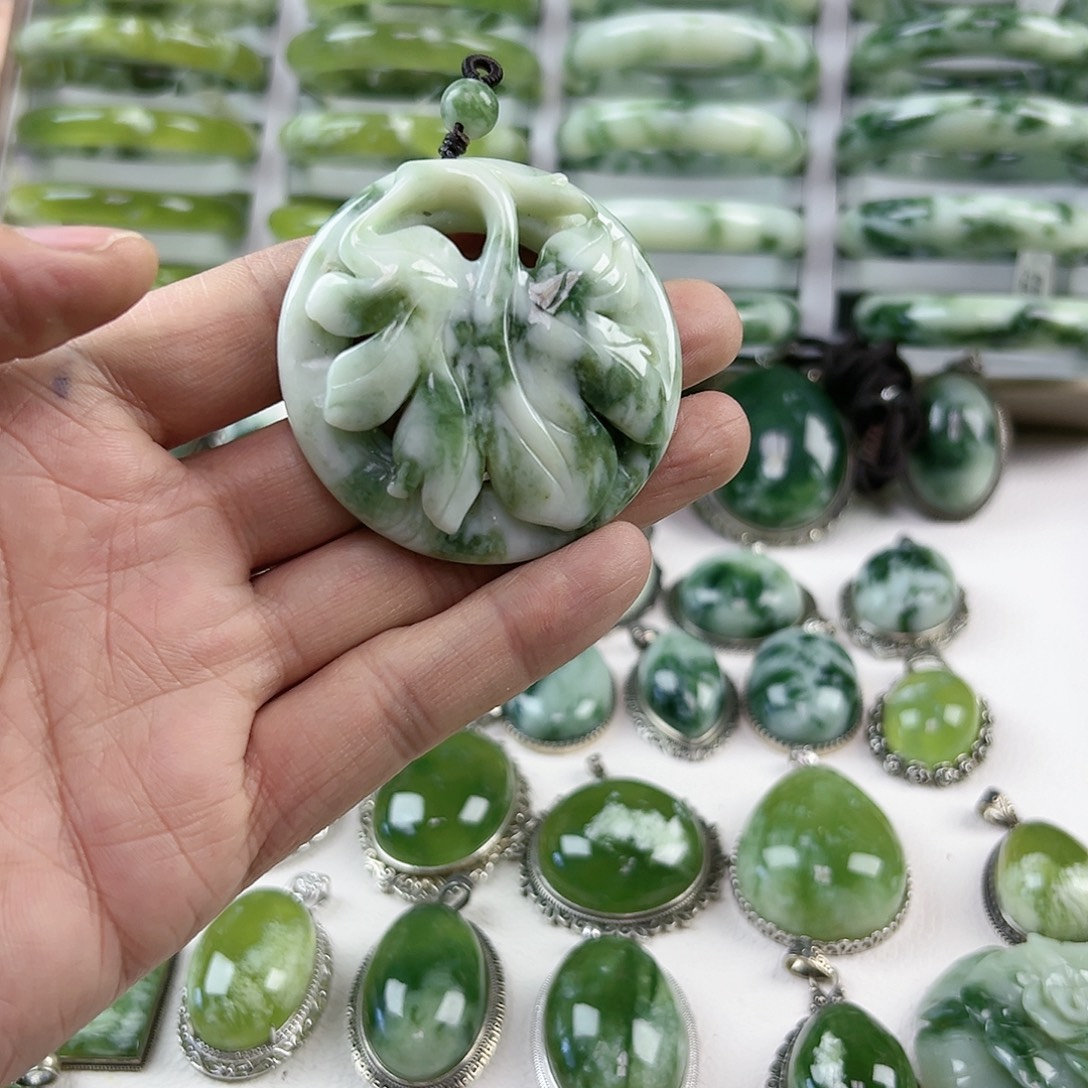 蛇纹石玉未镶嵌颈饰