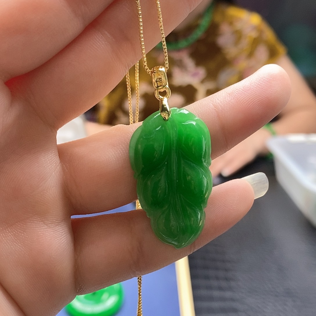 翡翠未镶嵌颈饰叶子