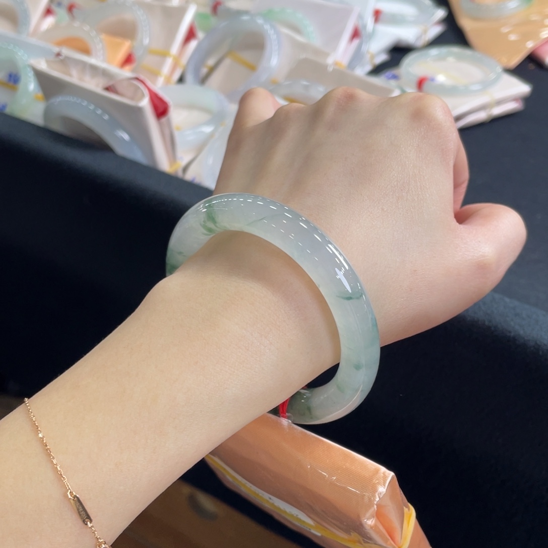 翡翠未镶嵌手镯52飘花圆条